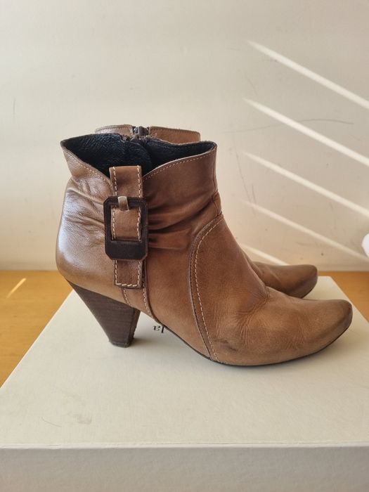 Botins nude em pele natural