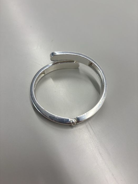 Pulseira em aço inoxidável.