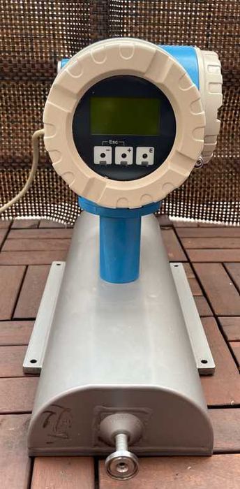 Przepływomierz masowy Coriolisa Endress Hauser Promass 83A04