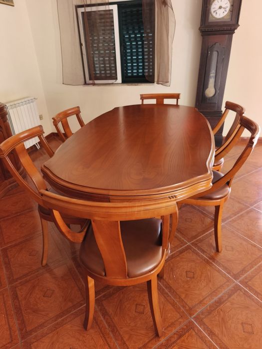 Vendo armário mesa cadeiras