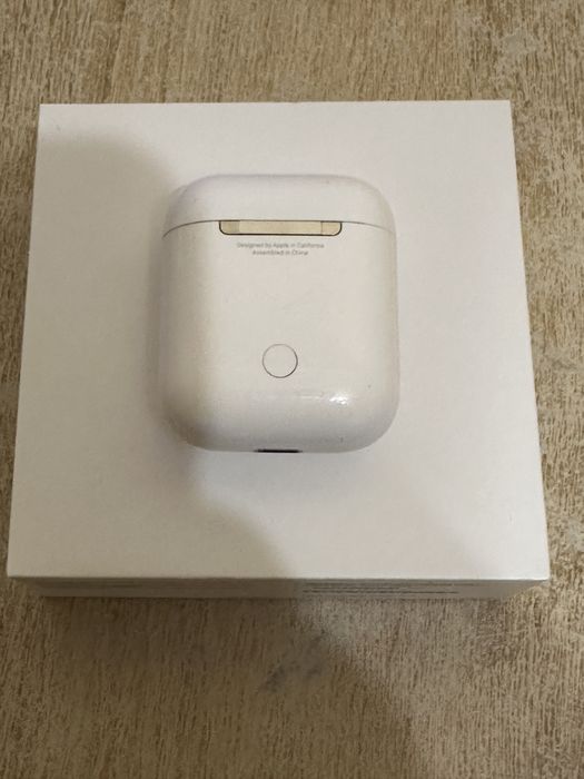 Apple AirPods 2 with Charging Case