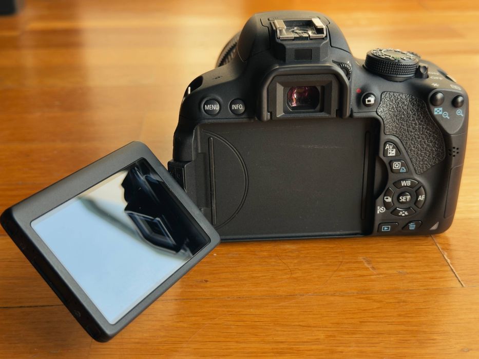 Canon EOS 700D + Objetiva Canon EF-S 18-135mm IS STM