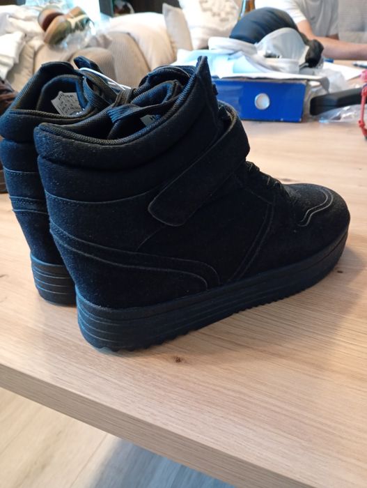 41 Hit! Sneakersy na koturnie House