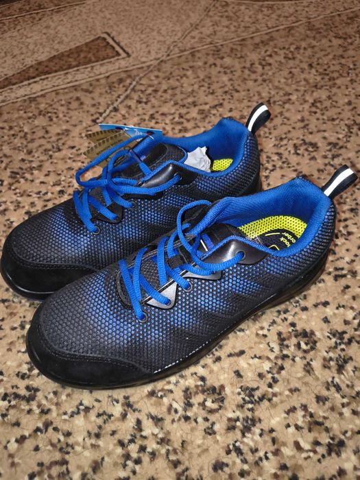 спецвзуття з металевим носком    

Розуміня вживані це були одіті2-3 р