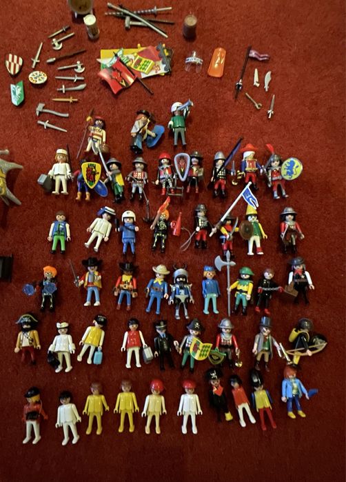 Personagens, cavalos, carros, barcos e castelos Playmobil