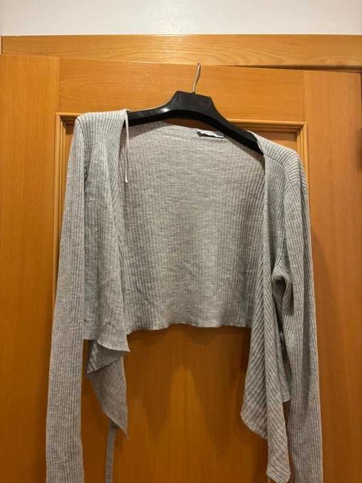 Casaco de malha cinzenta