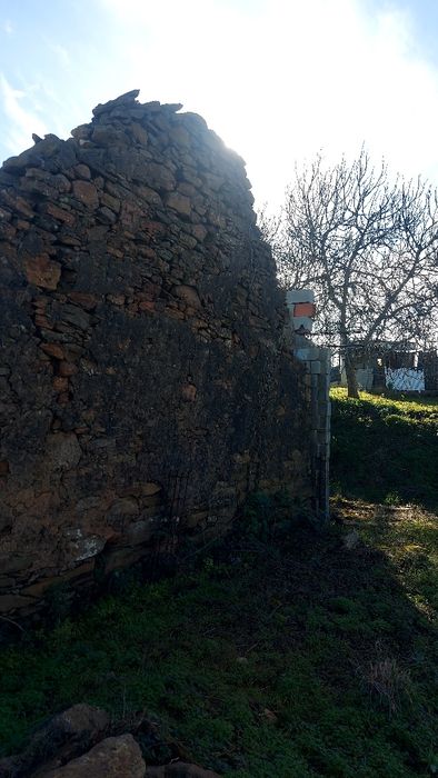 Vendo ruina em construção
