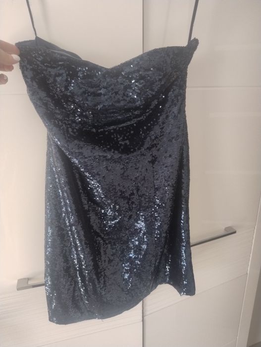 Sukienka zdobiona cekinami