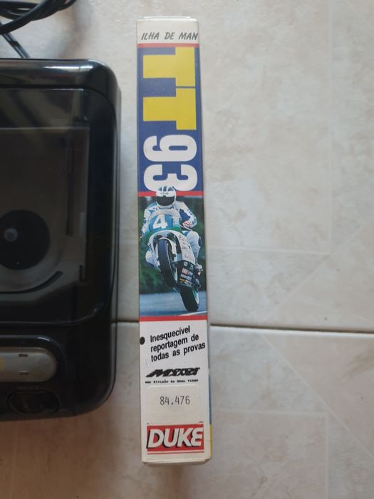 Rebobinador de cassetes VHS digito TX-5 e cassete VHS TT93 Nova, de corrida de moto em 1993.