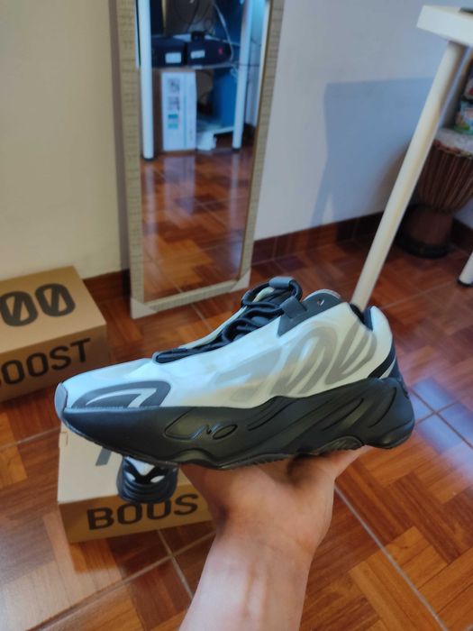 Adidas Yeezy 700 mnvn