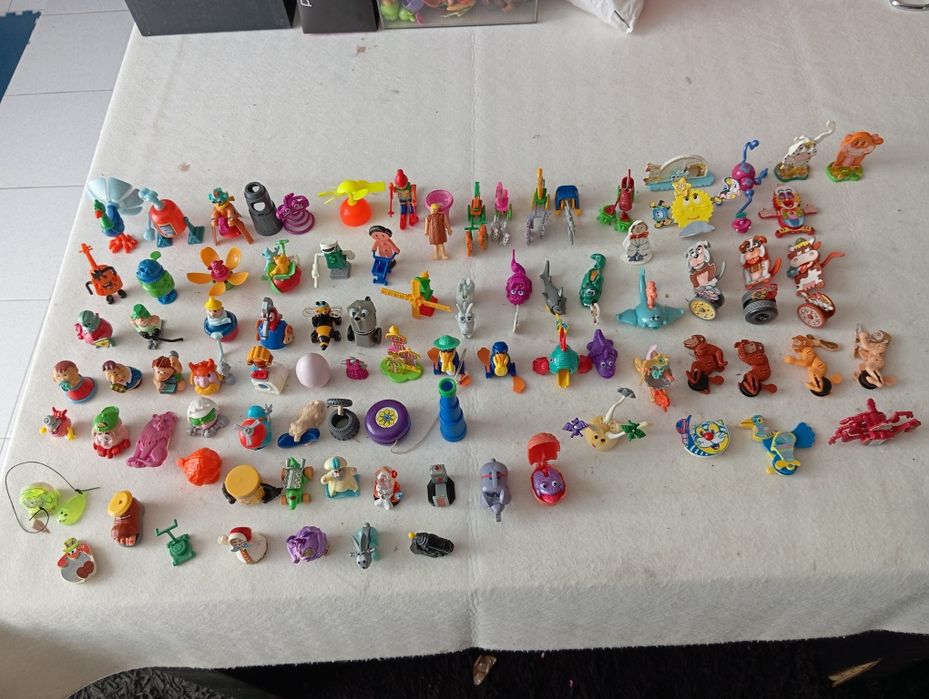 Diversas miniaturas ovos Kinder