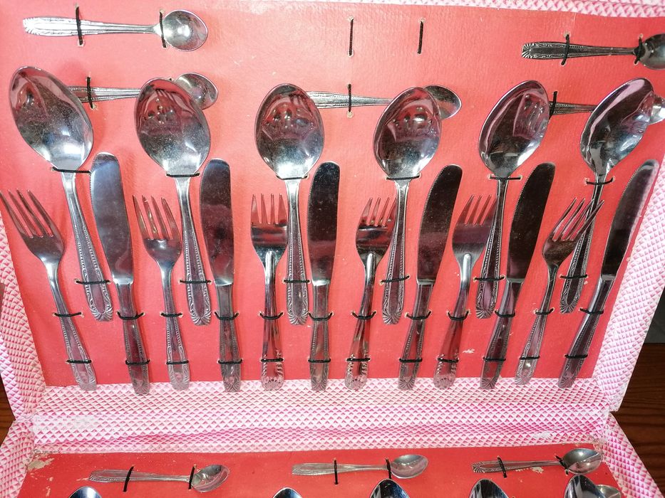 Faqueiro antigo em inox com 47 peças