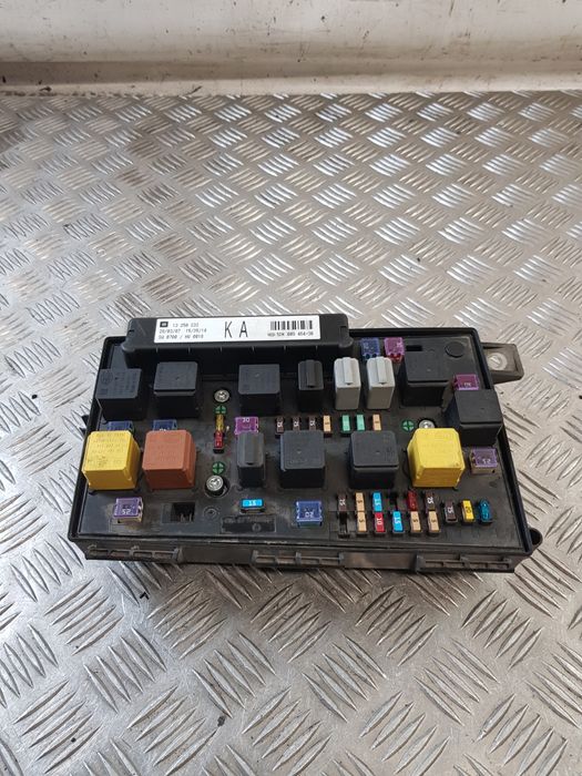 Skrzynka Bezpieczników 13250232 Opel Astra H 1.3Cdti