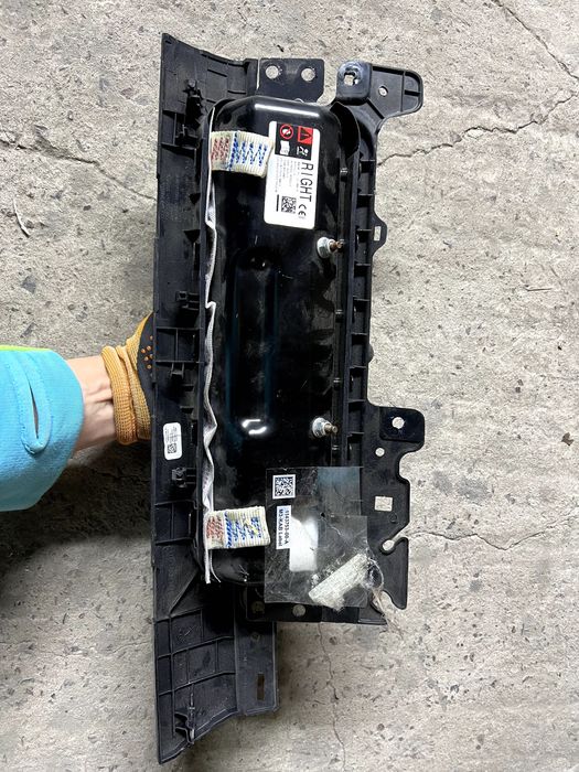 Подушка колін пасажира права Тесла 3 Разборка Tesla 3