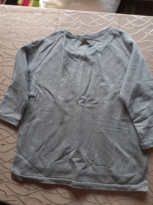 bluza z rozcięciami z koronką