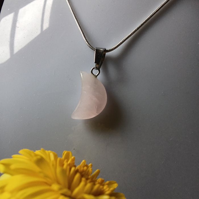 Fio em prata com quartzo rosa meia-lua