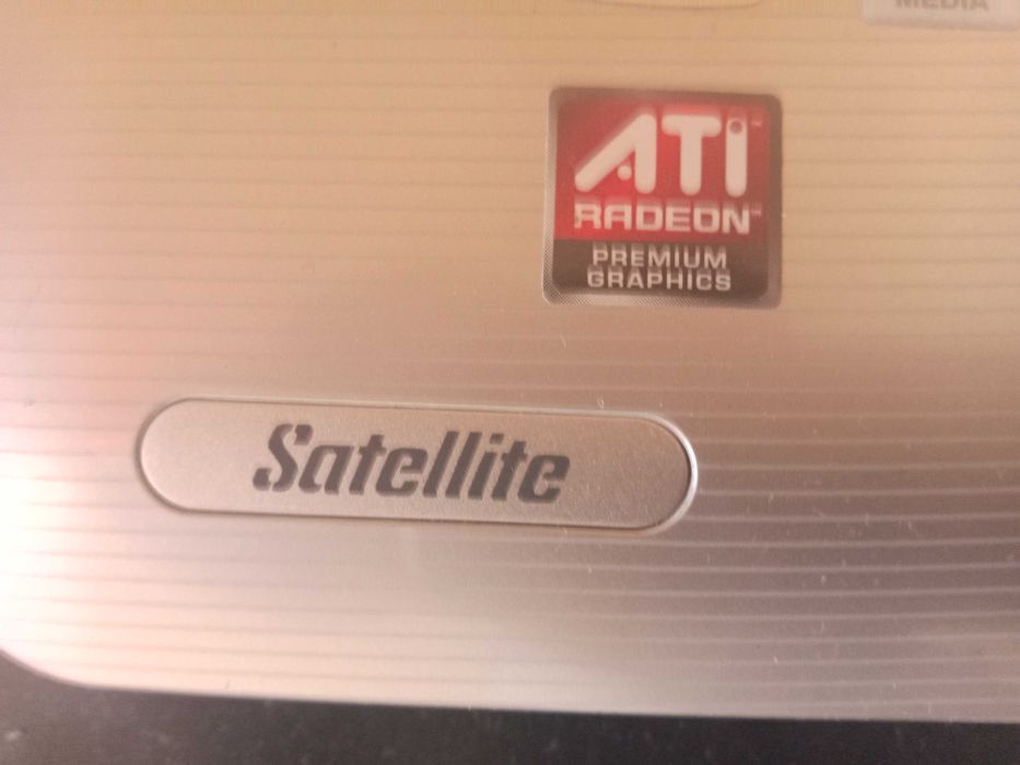 toshiba satelite
4 gb ram 
w10 
autonomia 1h30