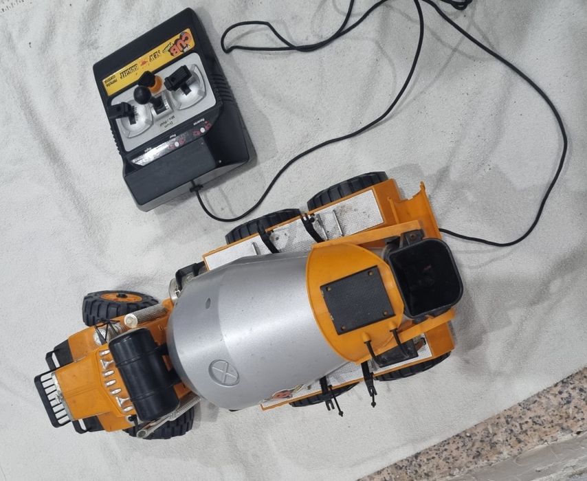 Camião Telecomandado anda roda o tambor  só não tá virar