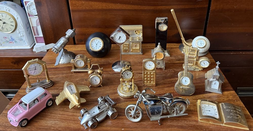 Kolekcja 110 miniaturowych zegarków kolekcjonerskich