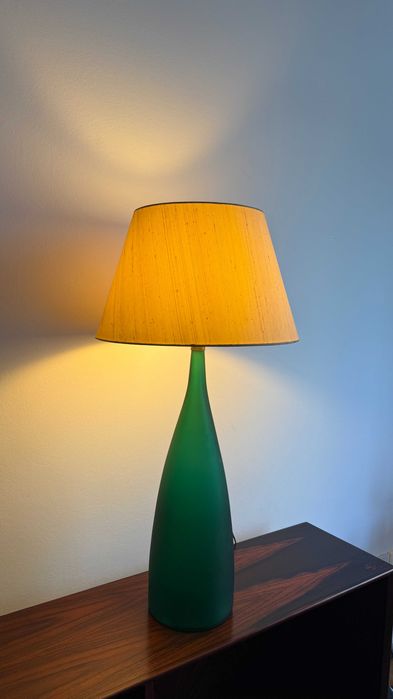 Candeeiro de mesa vintage alto, pé em vidro verde fosco