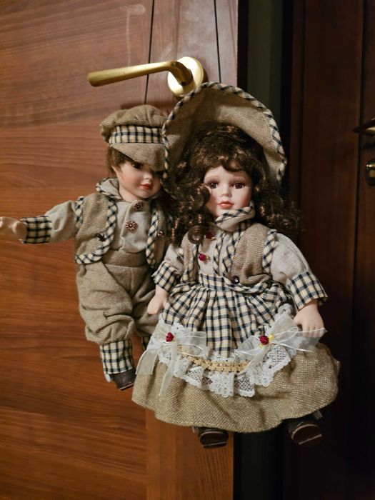 Vintage chłopiec i dziewczynka porcelanowe lalki na huśtawce