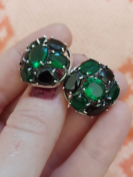 Продам срібні сережки з фіанітами (колір смарагду)