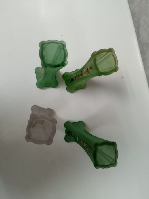 Jarras de vidro de várias cores