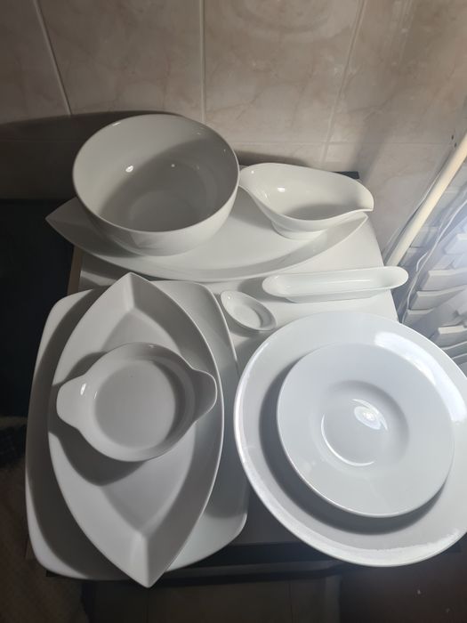 Serviço de jantar em porcelana para 12 pessoas