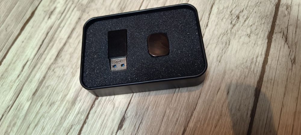 Pendrive o pojemności 32 GB z wtykiem USB-C.