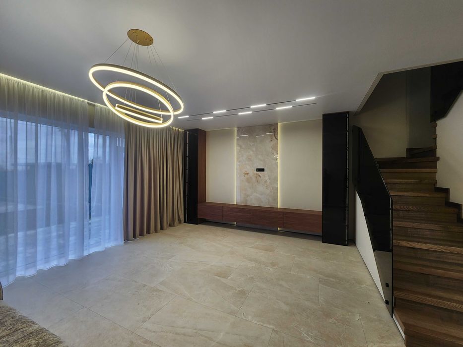 Вітаю. ГАЗ, ЦЕНТРАЛЬНІ КОМУНІКАЦІІ, будинок-дуплекс 125м2; Ліцей#1.