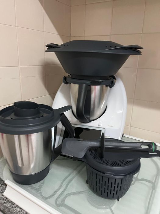 Bimby TM 6, como nova. Inclui todos os acessórios e saco transporte
e