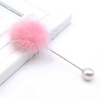 Broszka przypinka różowy puch puszek pompon futerko perła perełka Nowa