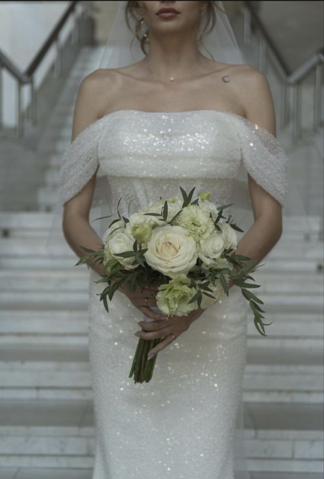 Біла весільна сукня