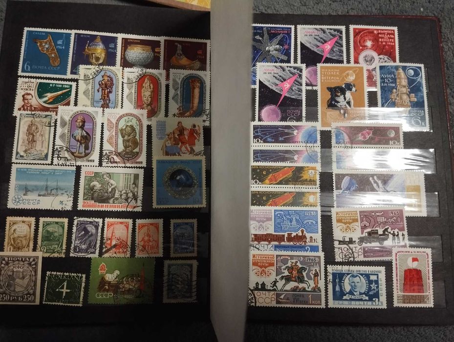 klaser ze znaczkami pocztowymi