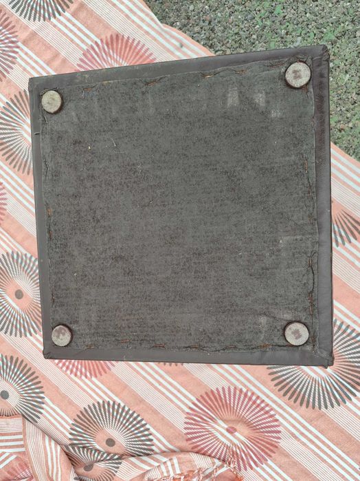 Puffs em pele castanha