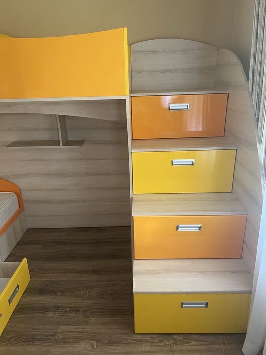 Двоярусне ліжко з матрацами та  кутова шафа купе