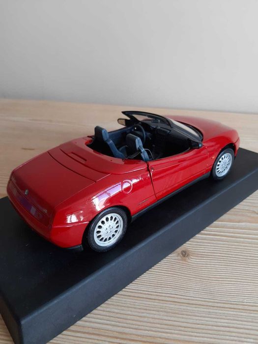 Model samochodu 1;18 Alfa Romeo Spider (1995) Maisto