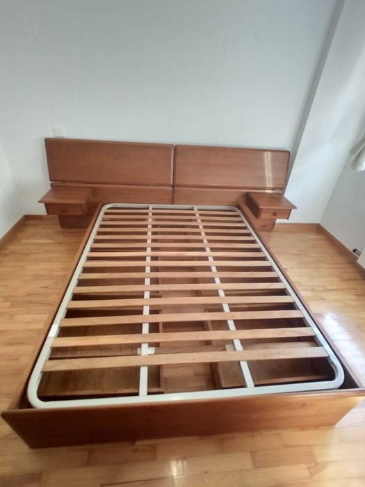 Cama em pinho mel