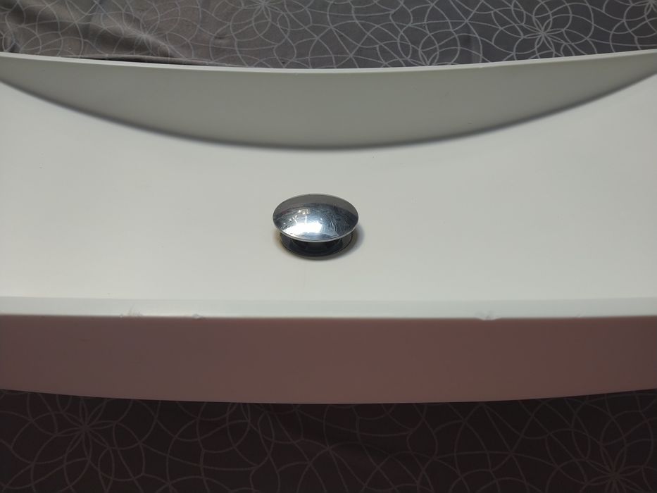 Lavatório branco cerâmico moderno usado