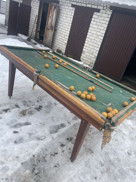 Більярдний стіл.