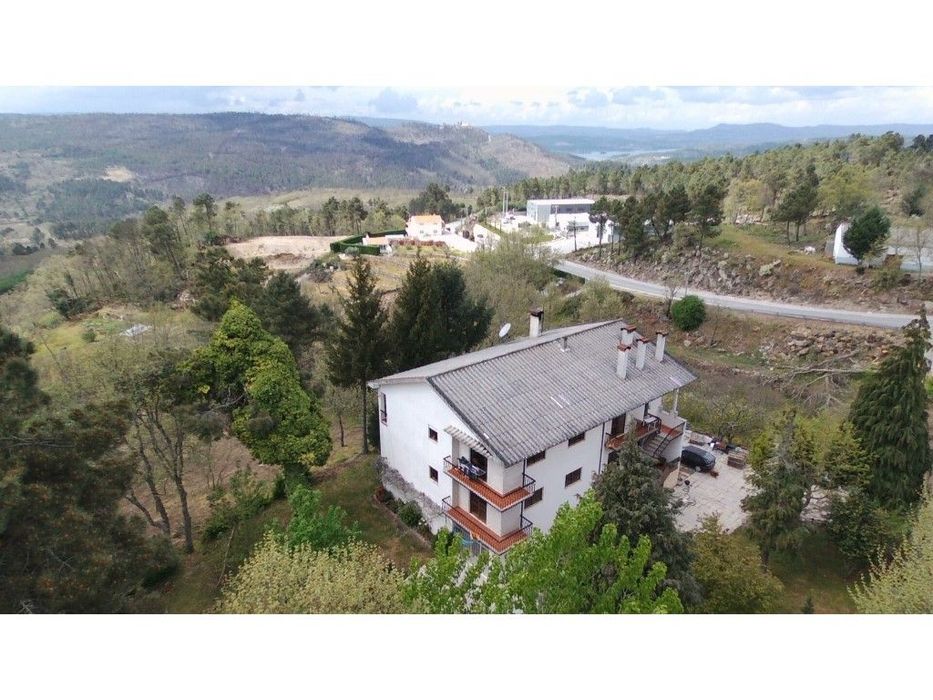Moradia em Sernancelhe para investimento, com vistas sobre o campo
