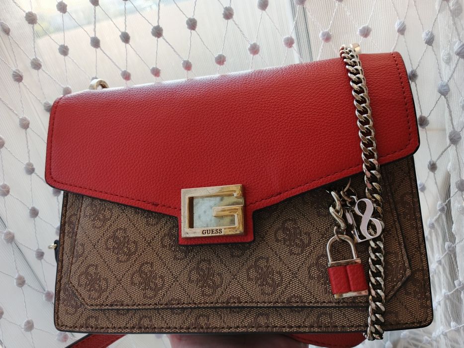 Стильна сумка від Guess
