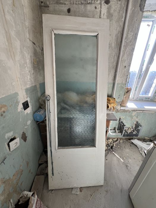 Отдам - двери, ванную, умывальник, унитаз