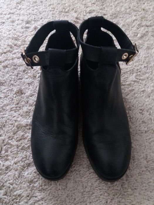 Botins em pele preta Zara