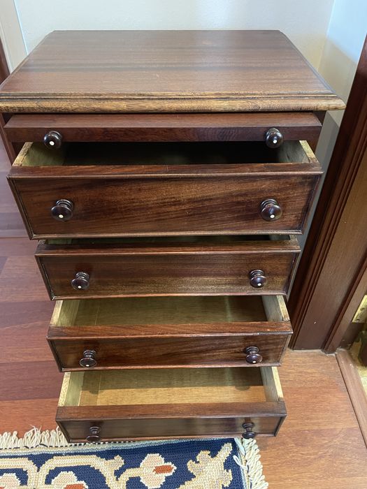 Movel pequeno em madeira