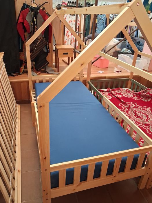 Cama de solteiro em madeira