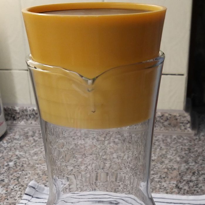 Jarro de vidro com tampa.