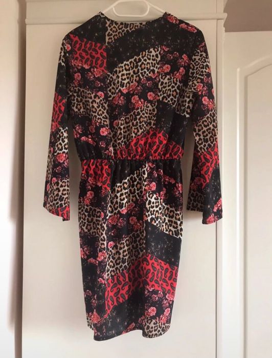 piękna sukienka z czerwonymi wstawkami