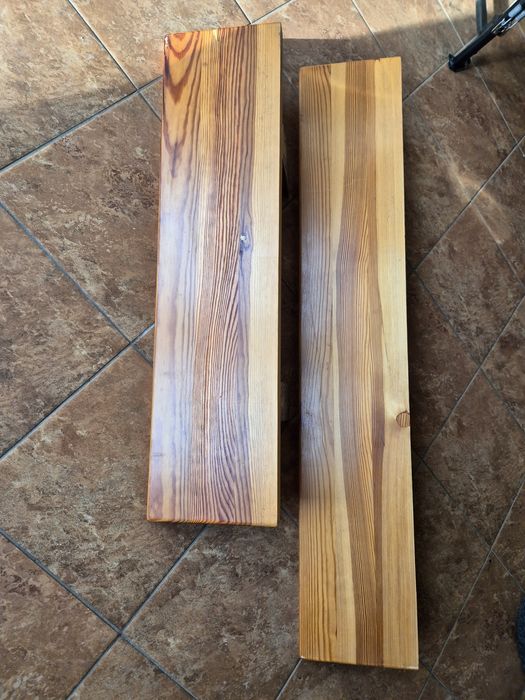 Dwa drewniane sosnowe solidne parapety lub półki