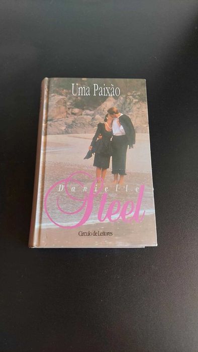 Livros de Danielle Steel "Uma Paixão" e "Desaparecido"